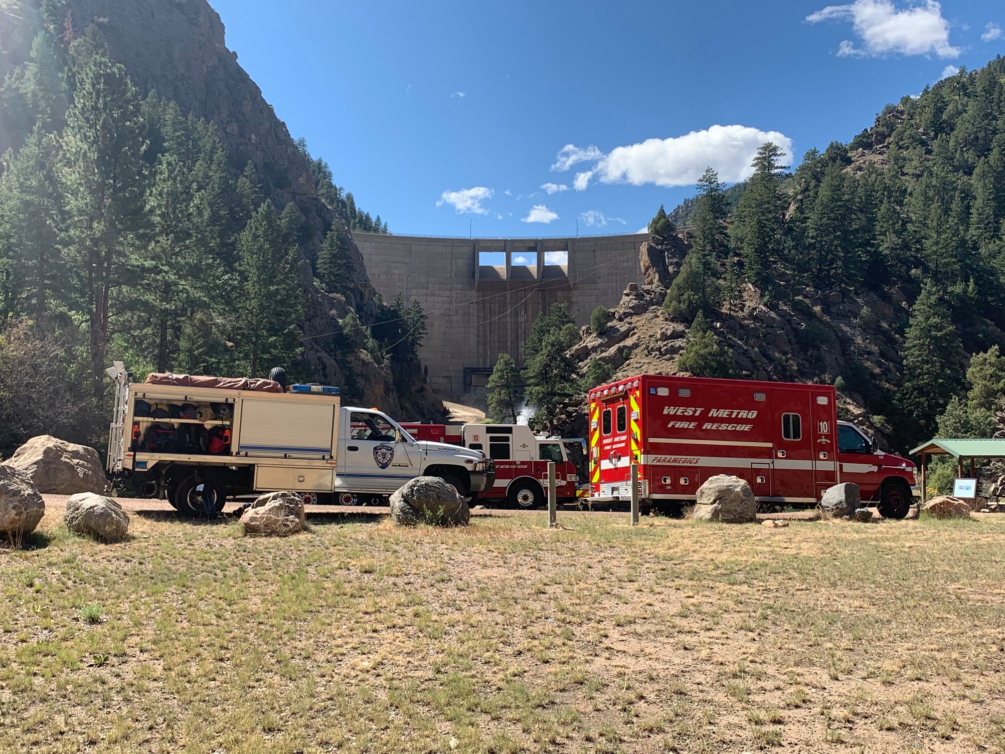 西部地铁火灾救援在Stontia Springs Dam Base之前的绳索救援训练锻炼在Waterton Canyon。照片Credit：Joe Orgill。