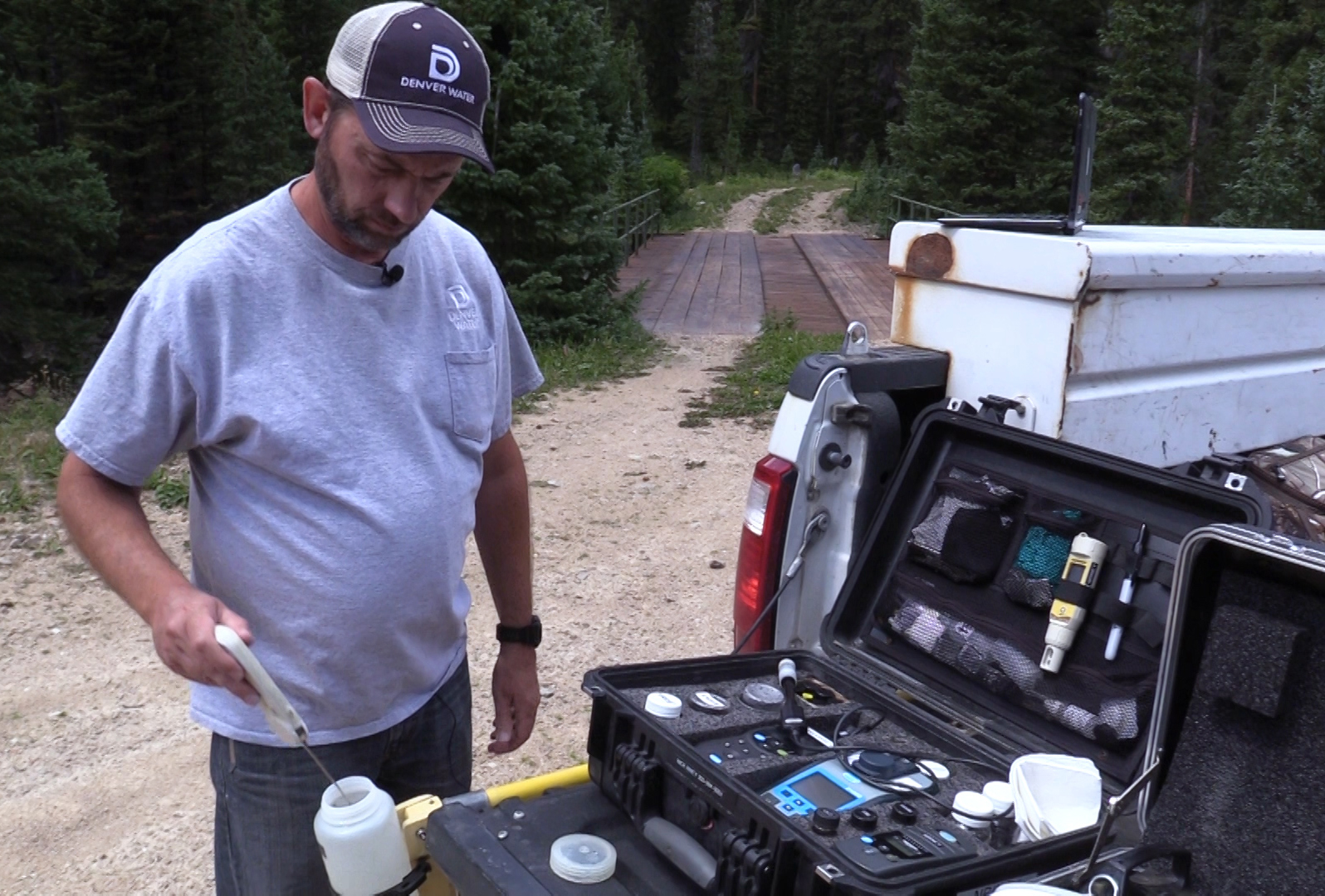 尼克·里尼，水质技术员，在科罗拉多州格兰德县进行流域抽样访问期间，在现场进行了几项测试。