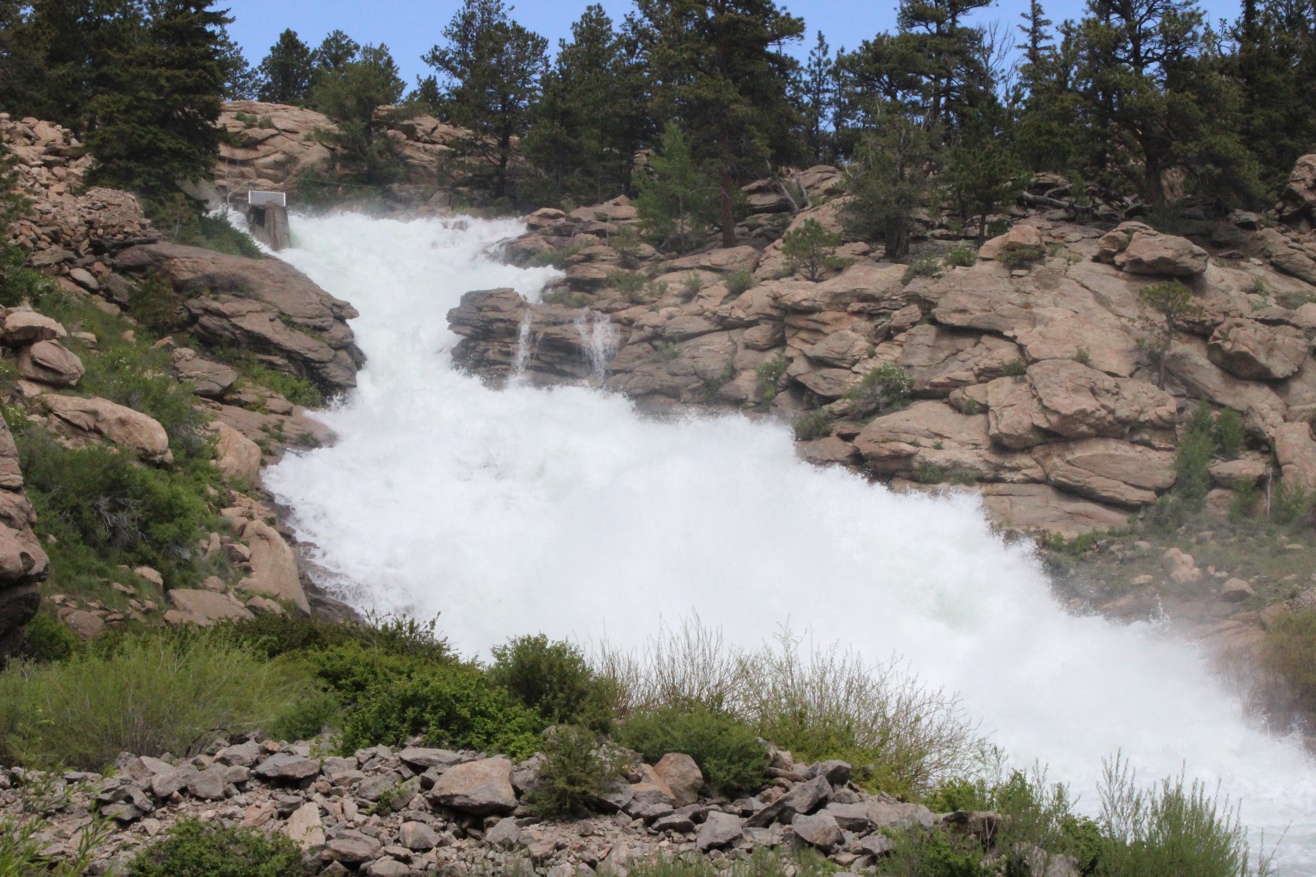 11英里峡谷水库的泄洪道水位达到了1995年以来的最高水平。