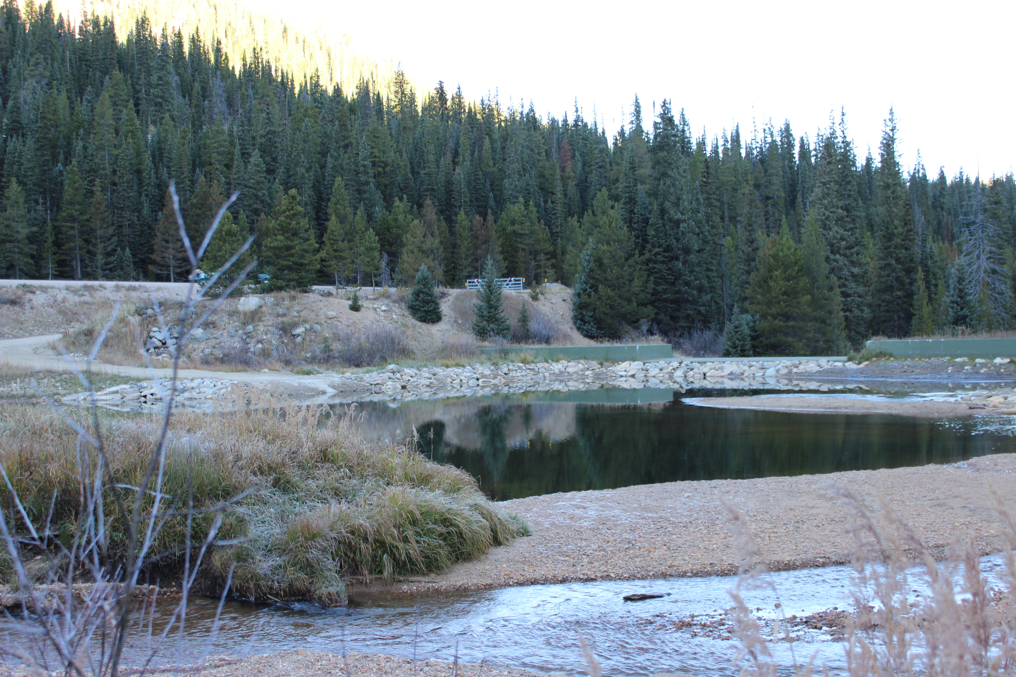 丹佛水务公司(Denver Water)重新设计了导流池，以捕获牵引力砂。