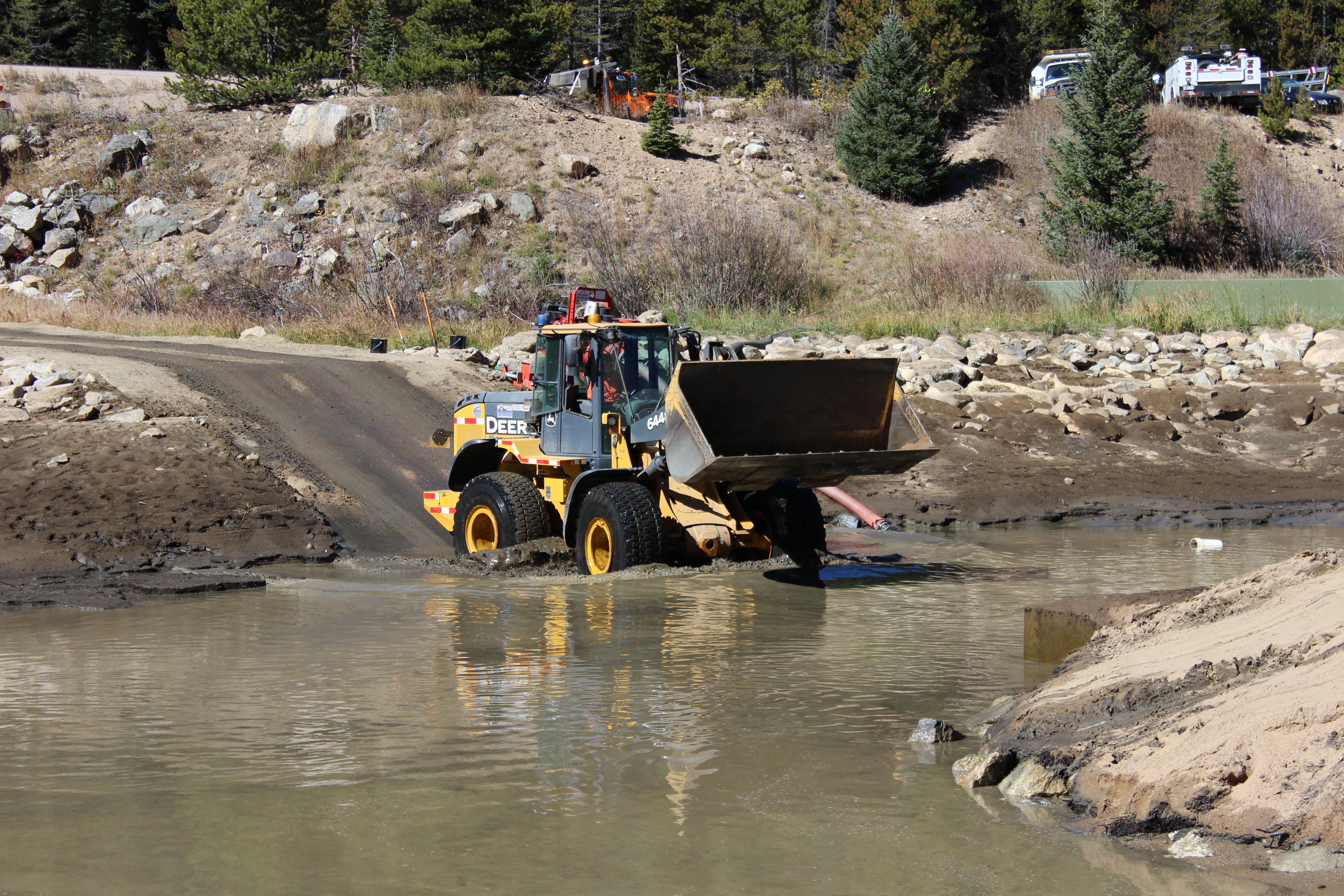 CDOT的工作人员从冬季公园滑雪度假村附近的丹佛水的沉淀池中挖出了520吨沉淀物。