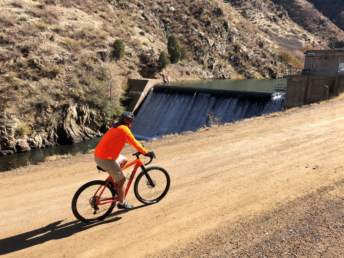 一名男子骑着自行车穿过丹佛市区西南的沃特顿峡谷。沃特顿峡谷是丹佛的水上运营设施，全年开放供公众娱乐。由于靠近都市区，沃特顿峡谷在夏季的每个周末都会接待成千上万的游客。图片来源:丹佛水。